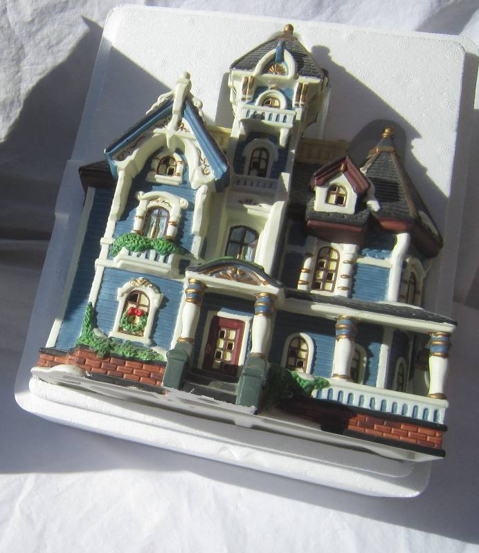 lot 551 image: Collectible Christmas Lighted House with Box - Heartland Vally Village Blue House