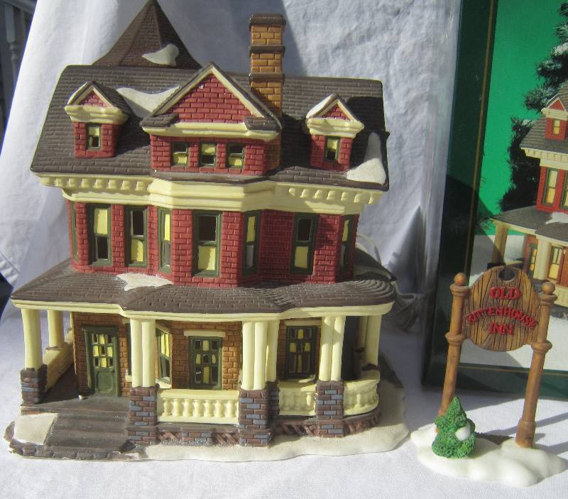 lot 552 image: Collectible Christmas Lighted House with Box - Old Rittenhouse Inn