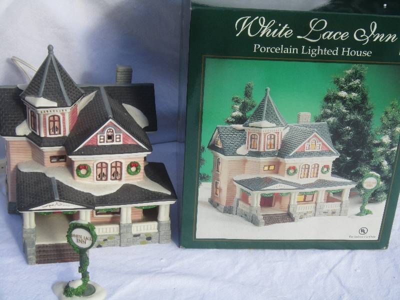 lot 555 image: Collectible Christmas Lighted House - White Lace Inn