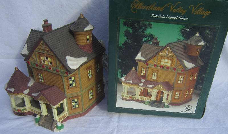 lot 557 image: Collectible Christmas Lighted House - Heartland Valley Village - Brown House
