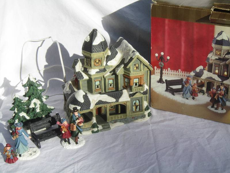 lot 562 image: Collectible Christmas Lighted House - Village Square - Victorian House