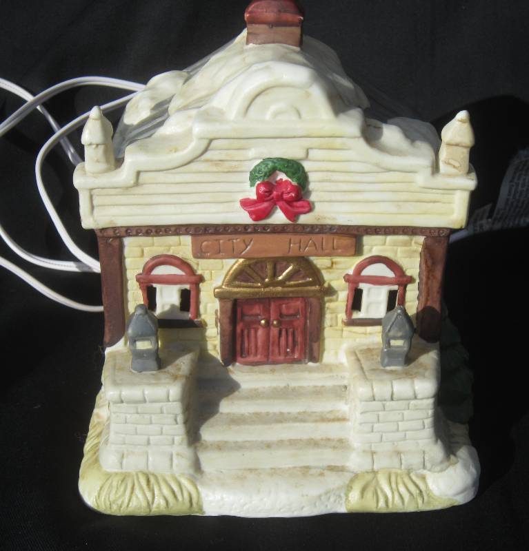 lot 566 image: Collectible Lighted House - City Hall