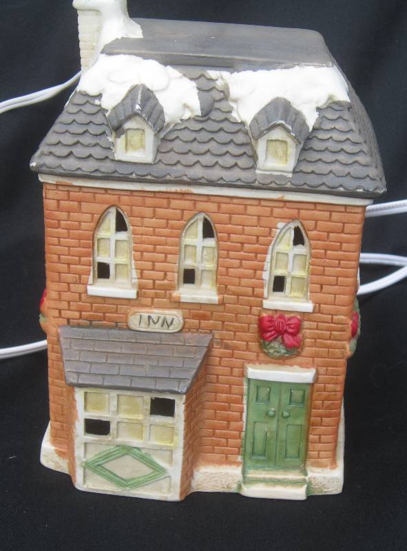 lot 568 image: Collectible Lighted House - Inn