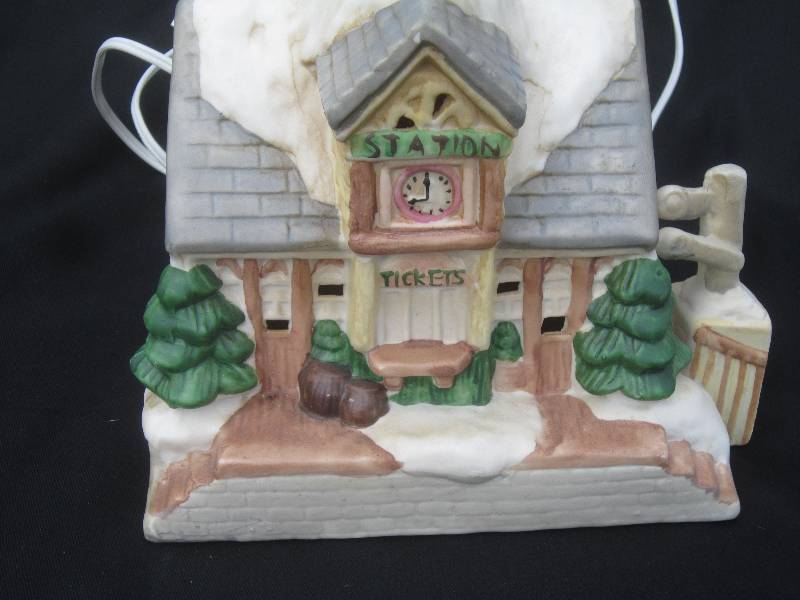 lot 569 image: Collectible Lighted House - Tickets