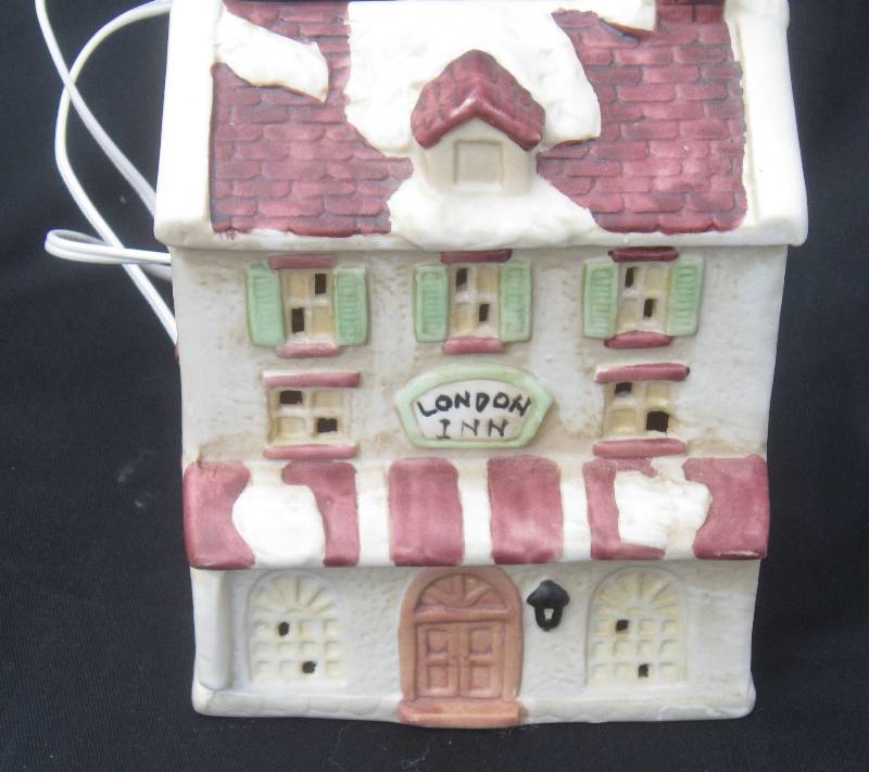 lot 570 image: Collectible Lighted House - London Inn