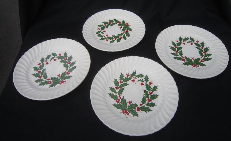lot 572 image: Holly Dishes - 4 Dinner Plates