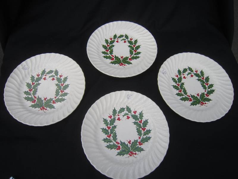 lot 573 image: Holly Dishes - 4 Dinner Plates