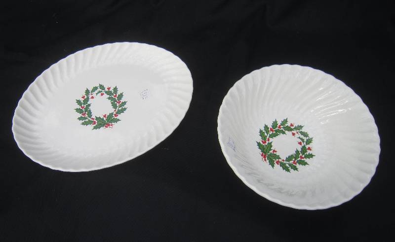 lot 574 image: Holly Dishes - Serving Bowl & Oval Platter