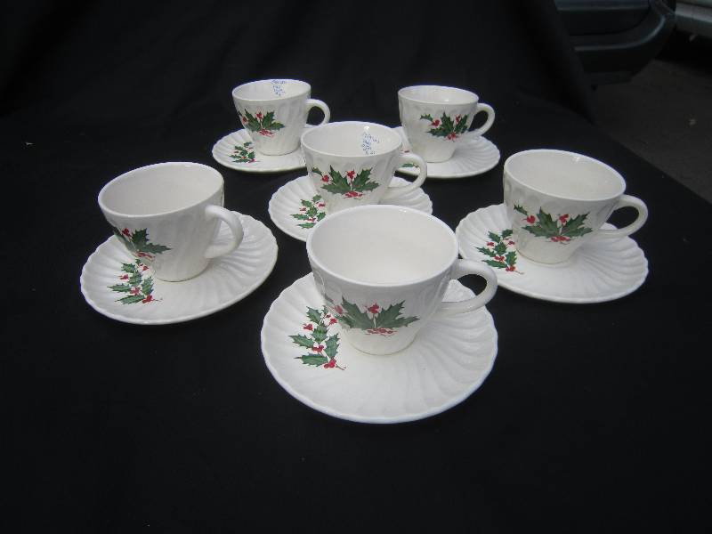 lot 577 image: Holly Dishes - Set of 6 Cups & Saucers