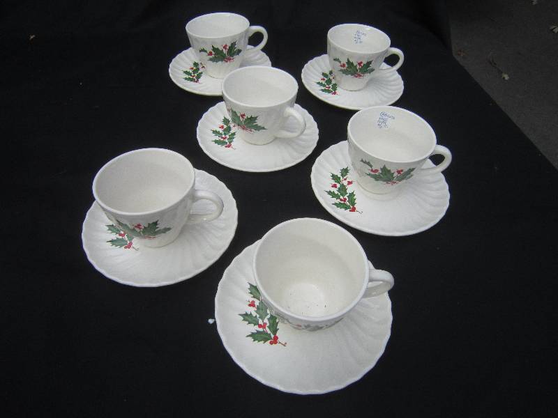 lot 578 image: Holly Dishes - Set of 6 Cups & Saucers