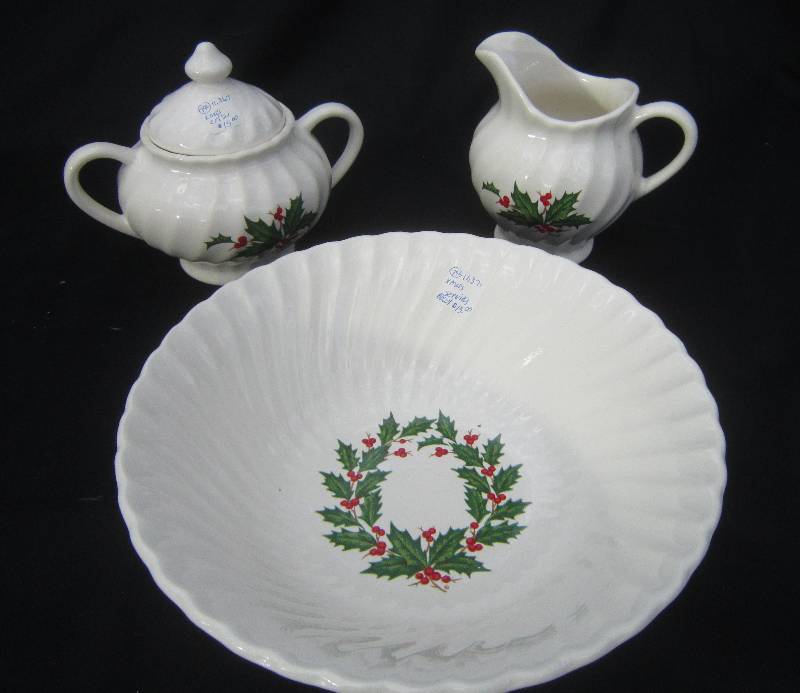 lot 579 image: Holly Dishes - Creamer & Creamer and Serving Bowl