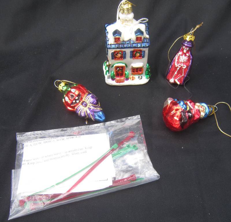 lot 582 image: Blown Glass Ornaments