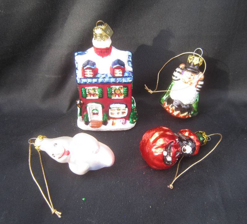 lot 583 image: Blown Glass Ornaments