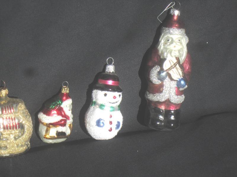 lot 442 image: Blown Glass Ornaments