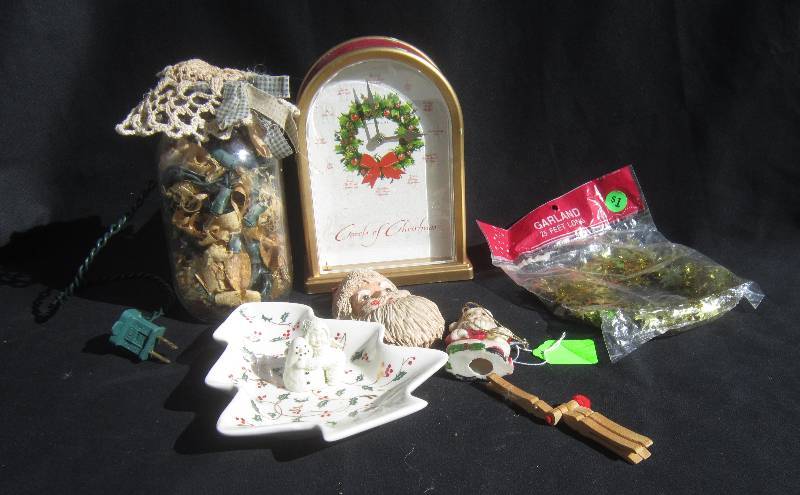 lot 458 image: Christmas Lot