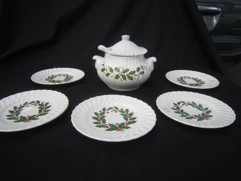 lot 581 image: Holly Dishes - Gravy Boat & 4 Small Plates