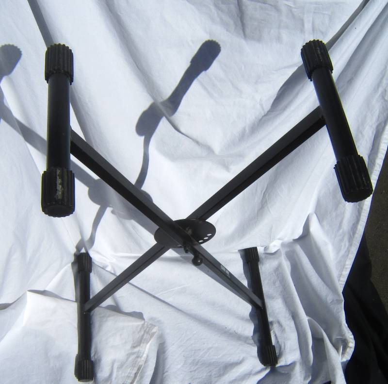 lot 629 image: Quik Lok Adjustable Metal Keyboard Stand.