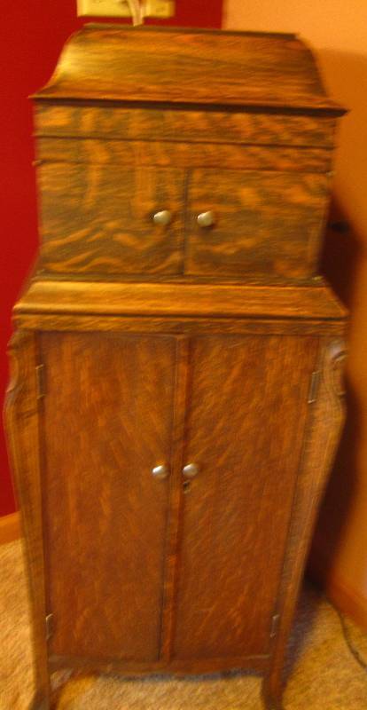 lot 670 image: Antique Oak Victrola with Records.