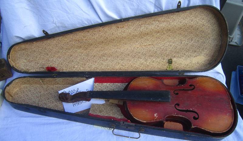 lot 676 image: Lions Head Antique Violin