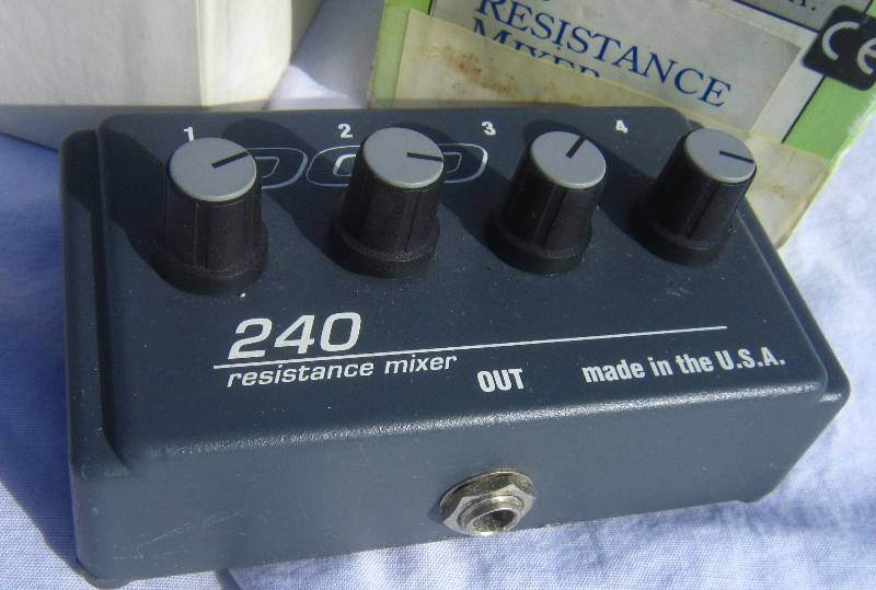 lot 679 image: DOD 4 to 1 14 guitar pedal with volume control.