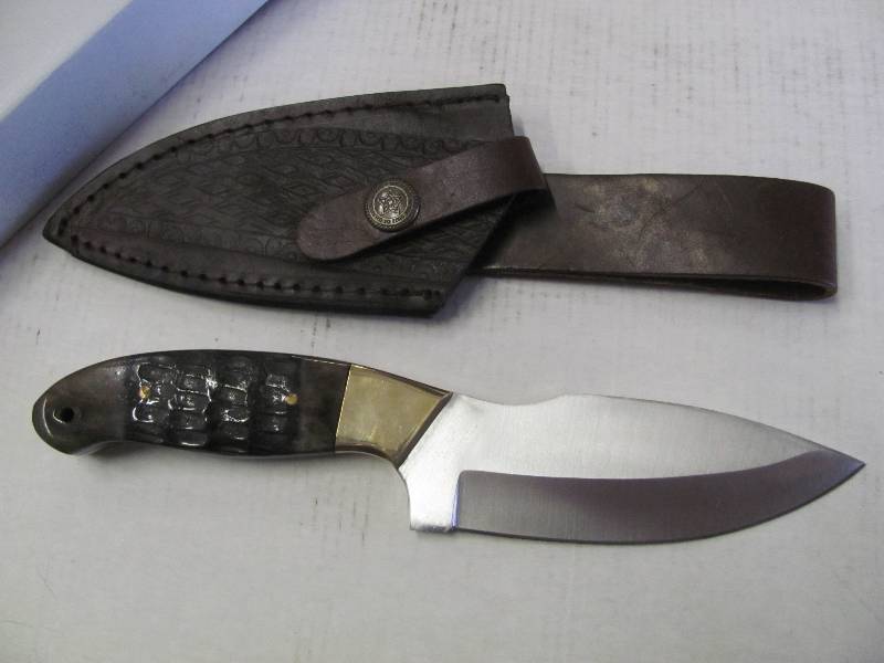 lot 57 image: NEW Hunting Knives