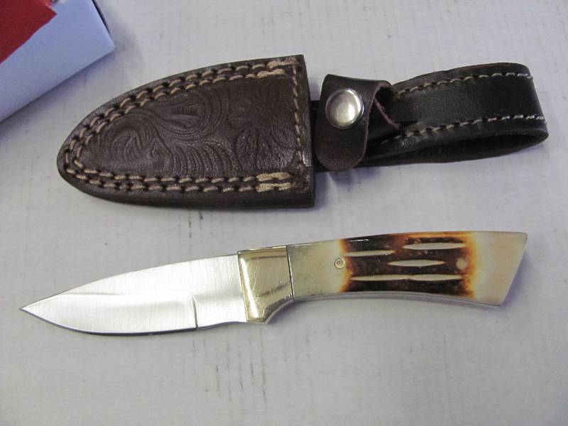 lot 60 image: NEW Hunting Knives