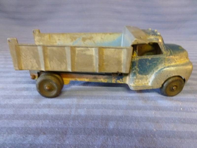 lot 13 image: Vintage Structo Dump Truck
