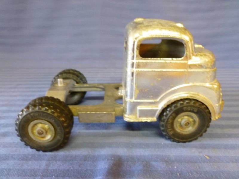lot 16 image: Vintage Structo