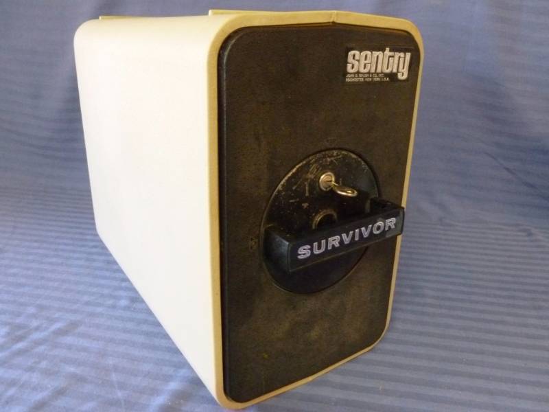 lot 19 image: Sentry Safe