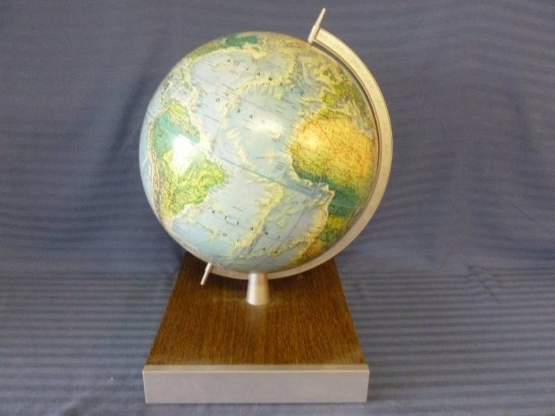 lot 41 image: Vintage Globe