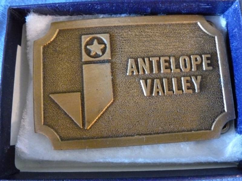 lot 64 image: Collectible Belt Buckle