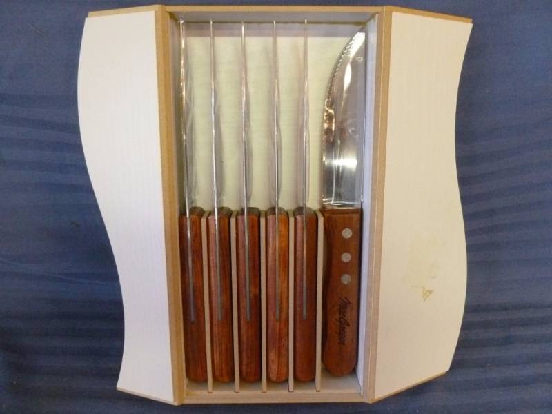 lot 173 image: Knife Set