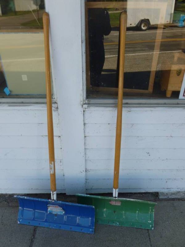 lot 196 image: Snow Shovels