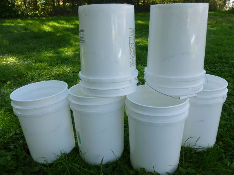 lot 218 image: Pails