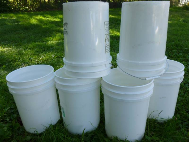 lot 219 image: Pails