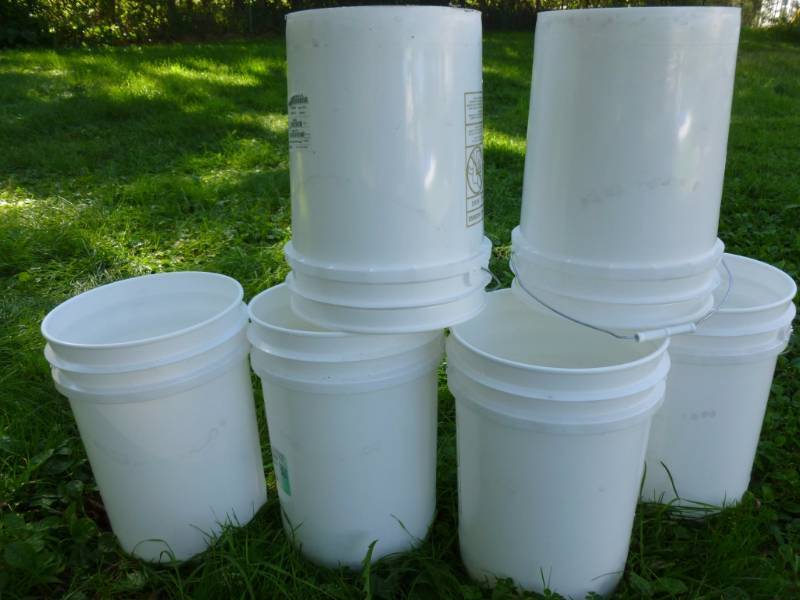 lot 222 image: Pails