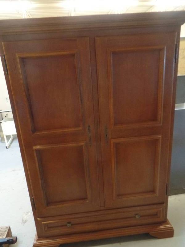 lot 1 image: Armoire