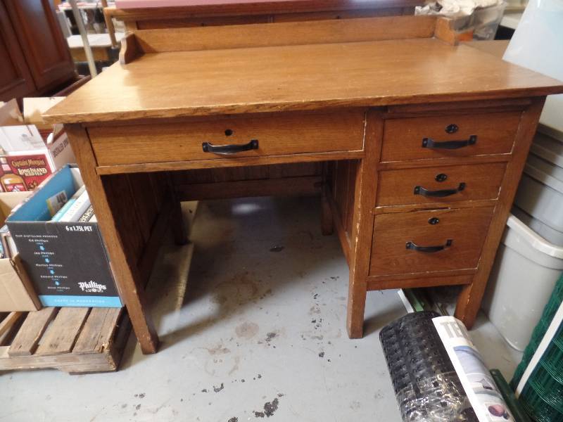 lot 3 image: Oak Desk