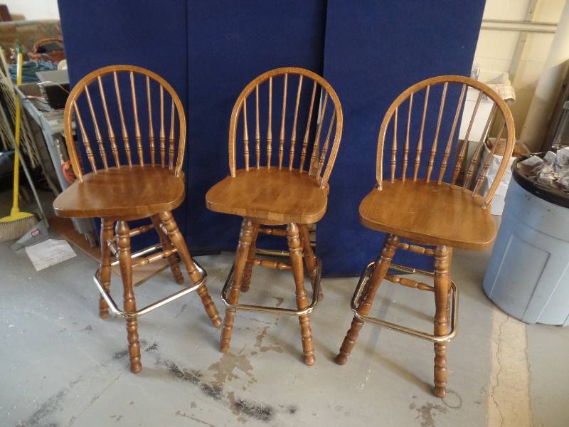 lot 6 image: Bar Stools