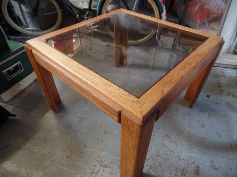 lot 7 image: End Table