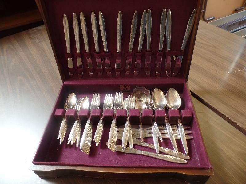 lot 30 image: Dinnerware