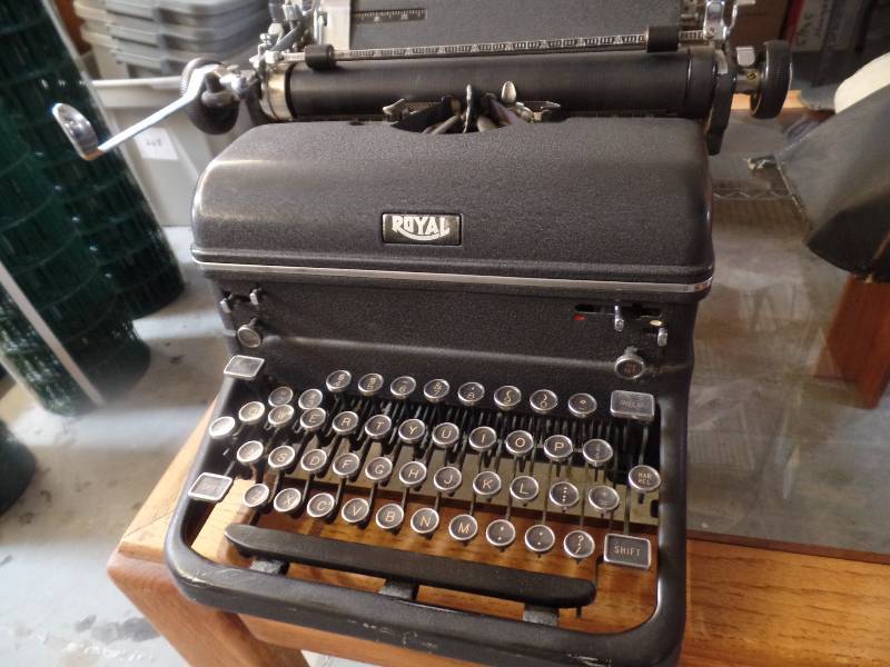 lot 37 image: Vintage Typewriter