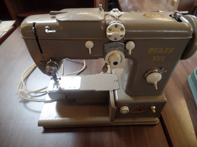 lot 38 image: Vintage Sewing Machine