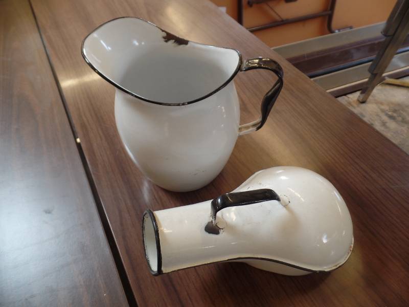 lot 41 image: Porcelain potty