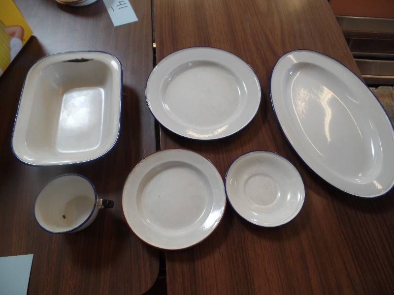 lot 42 image: Vintage Dish Set