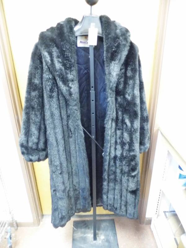 lot 11 image: Montery Fashion Faux Fur Coat