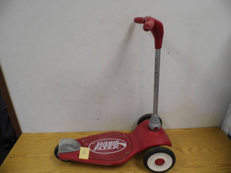 lot 15 image: Radio Flyer Scooter
