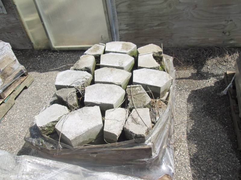 1 Pallet of 4 Tri-Face Lip
