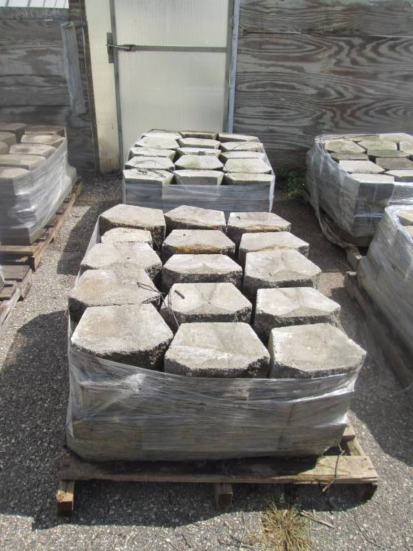 2 Pallets of 4 Tri-Face Lip
