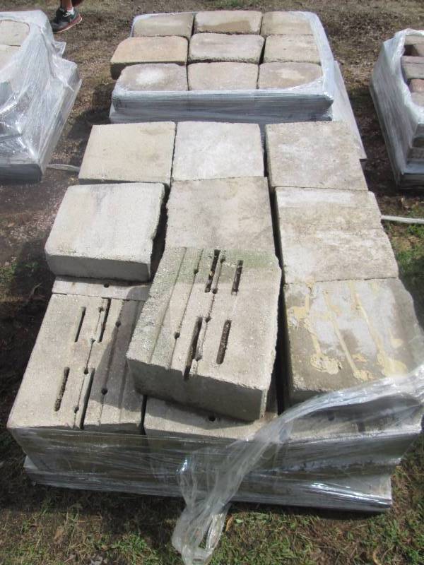 1 Pallet of Versa Lock Block and Cap